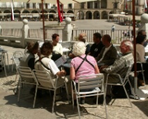 20060506 1545 Bus3 - Trujillo - Het team spot een terras - HeMe