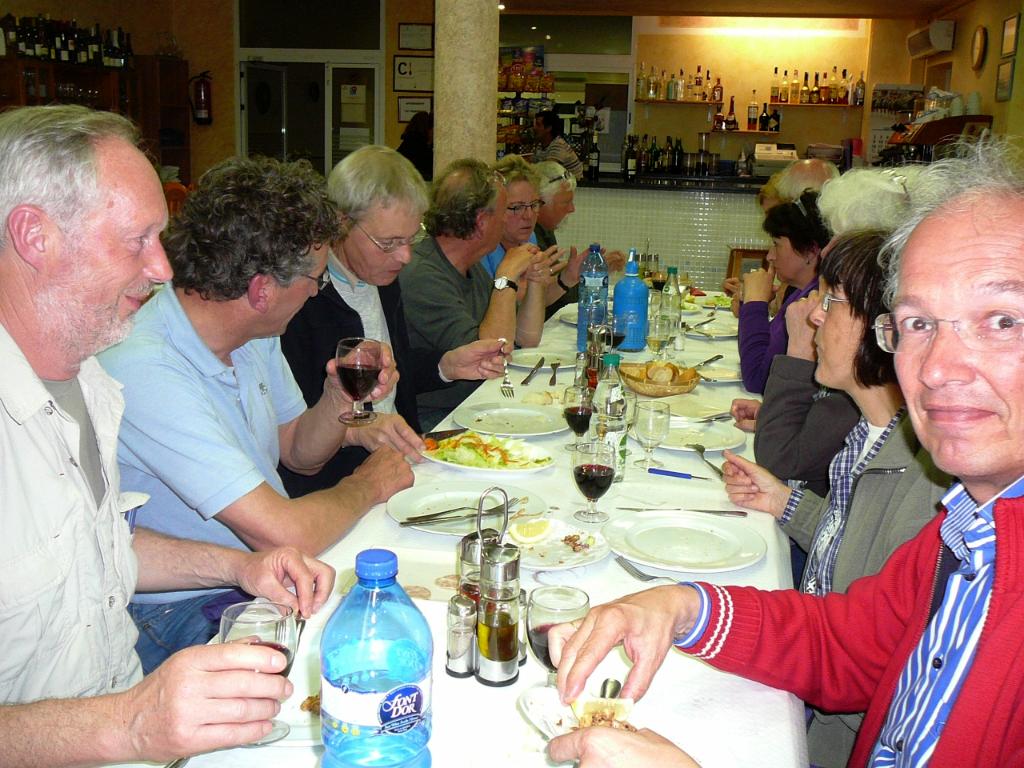 Jan, Cor, Elly en Rob verdelen de wijn eerlijk