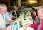 Jan, Cor, Elly en Rob verdelen de wijn eerlijk   B. van Eijk