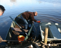 2023-2024 Spookverlaat - Verzamelen takken met de boot - Margot Klingers