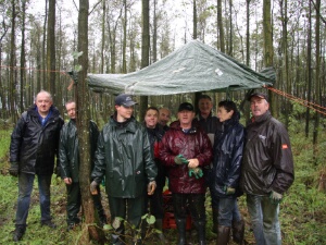 2009-11-07-Natuurwerkdag Een natte editie! En toch "Het is hartverwarmend om zo veel mensen te zien werken aan de opknapbeurt voor de natuur!"